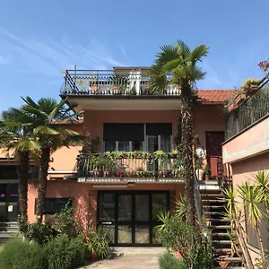Con Terrazza E Posto Auto Libri E Giardini Pero