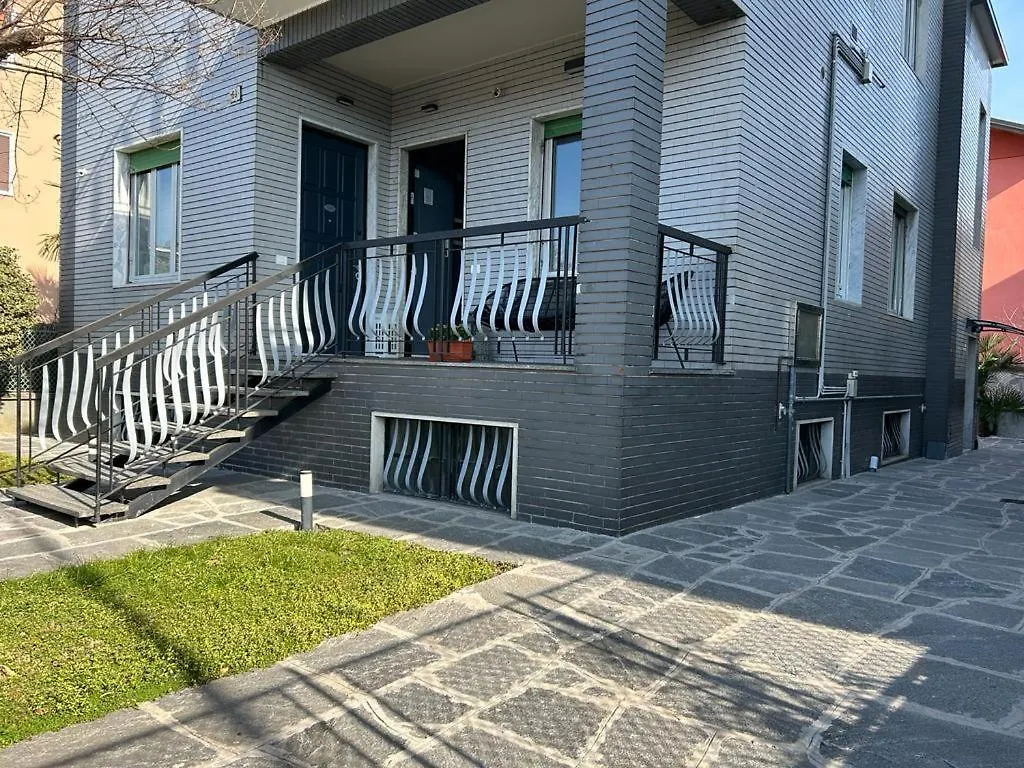 Studio In Villa Near Fiera Milano At Metro Stop contacts