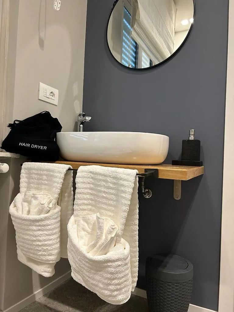 Apartment Studio In Villa Near Fiera Milano At Metro Stop Pero Italy